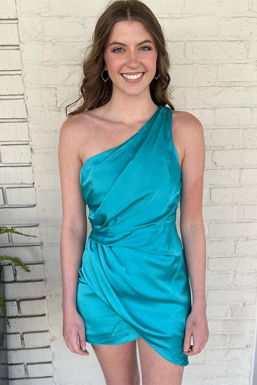 Vestido de satén de un solo hombro para la fiesta de bienvenida